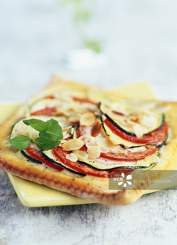夏季蔬菜和杏仁薄片披萨图片素材
