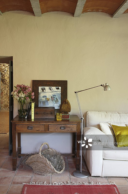 乡村住宅内，抽屉桌旁边的落地灯和白色沙发图片素材