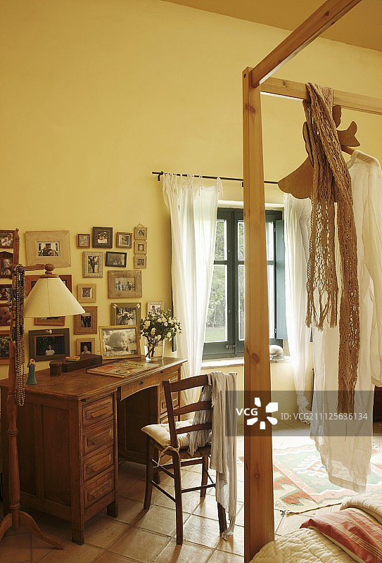 乡村别墅卧室图片画廊下的复古书桌和木椅图片素材