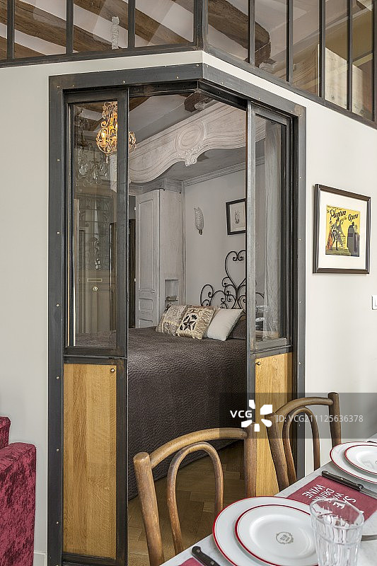 可通往卧室的开放式滑动门图片素材