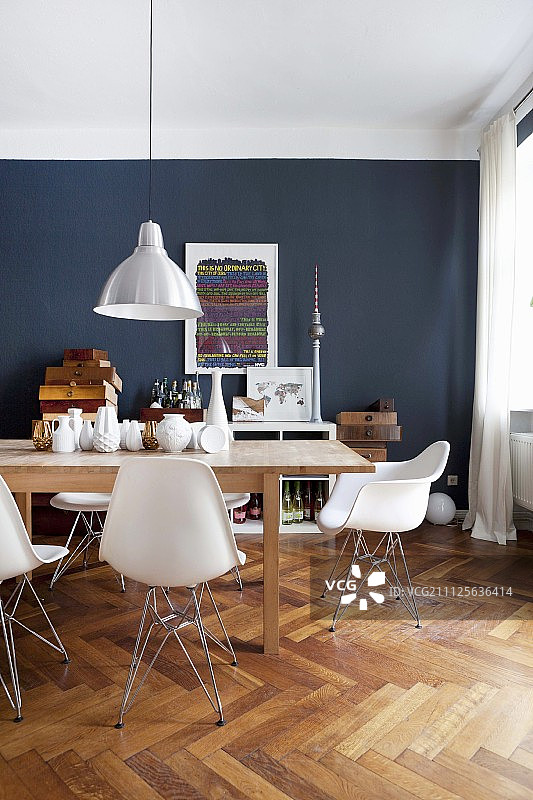 人字纹拼花地板，经典设计与复古抽屉，靠在修复后的公寓暗灰色墙壁上图片素材