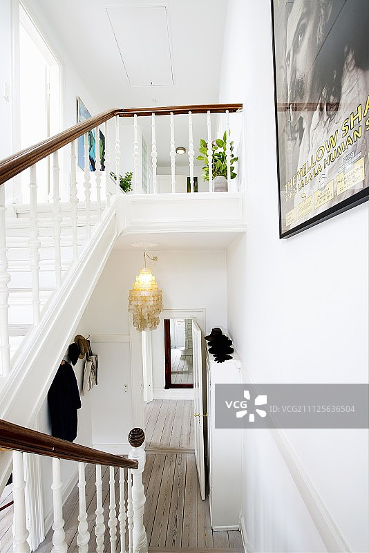 修复后的公寓内白色木制楼梯图片素材