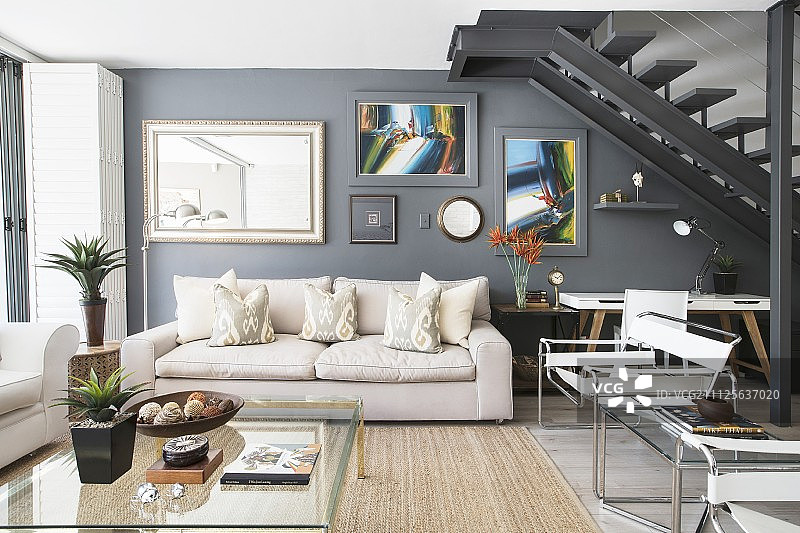 客厅楼梯下的灰色墙壁和桌子图片素材