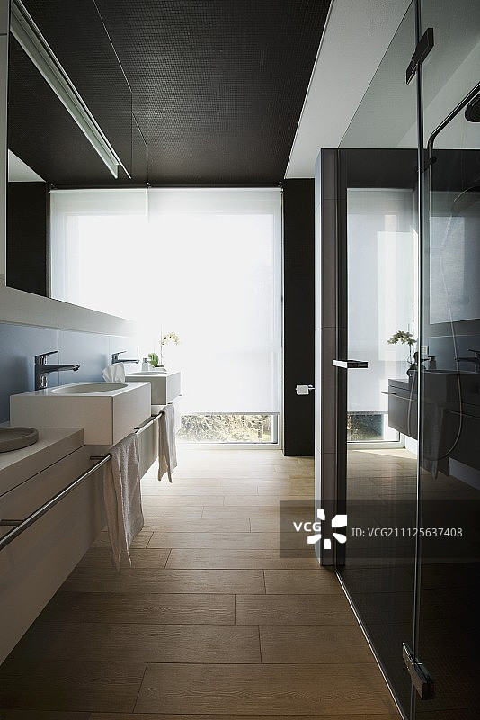 现代浴室中的矩形水槽和木纹瓷砖图片素材