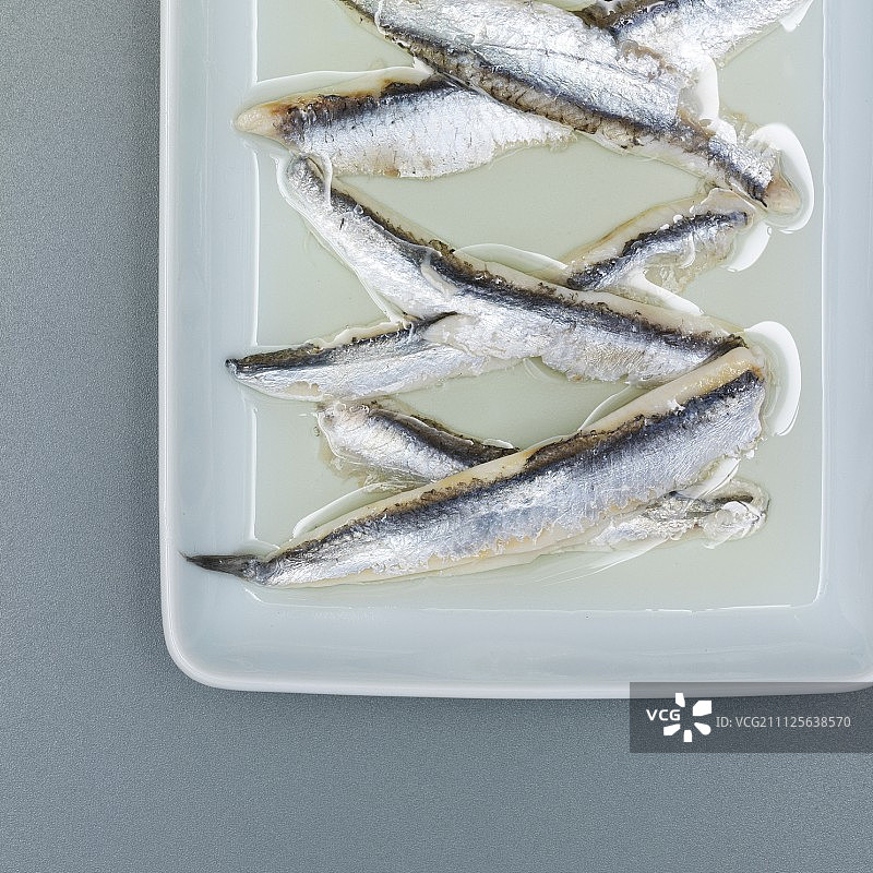 用油浸凤尾鱼制成的交叉图案图片素材