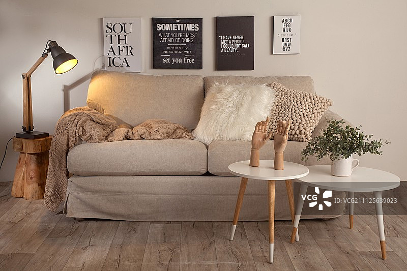 米色和白色客厅，沙发上方有印刷字体图片素材