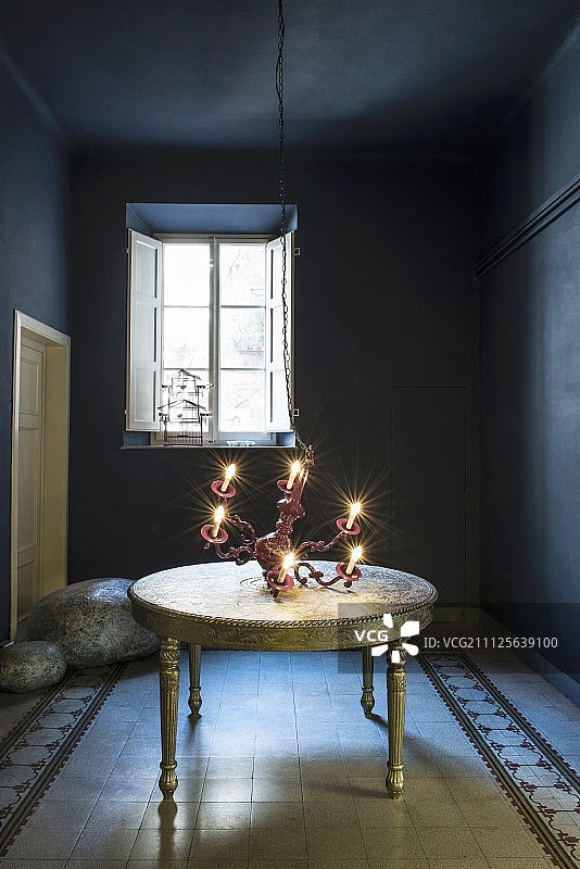 蓝色房间图案地板上的桌子吊灯图片素材