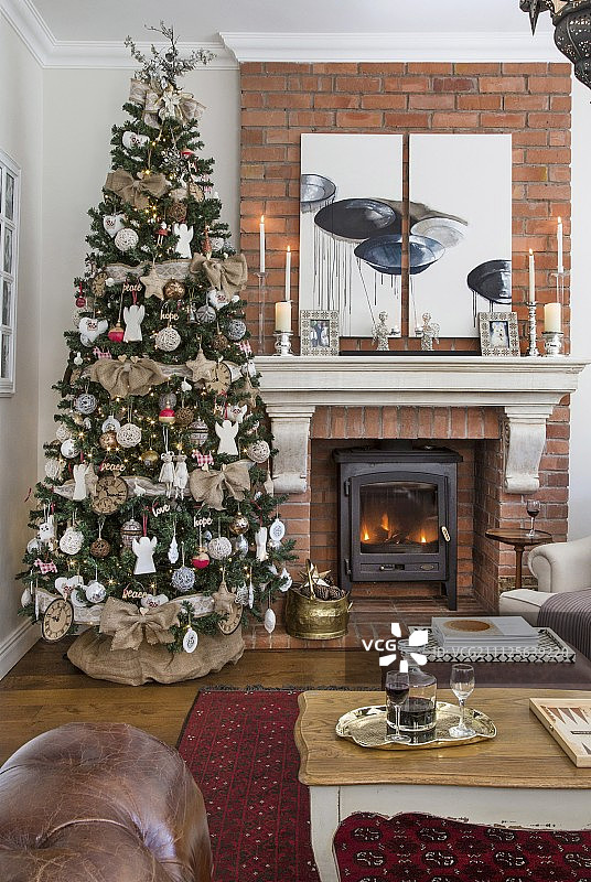 装饰好的圣诞树，位于客厅壁炉旁图片素材