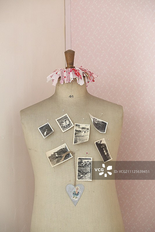 用图钉贴在裁缝人体模型上的复古照片图片素材
