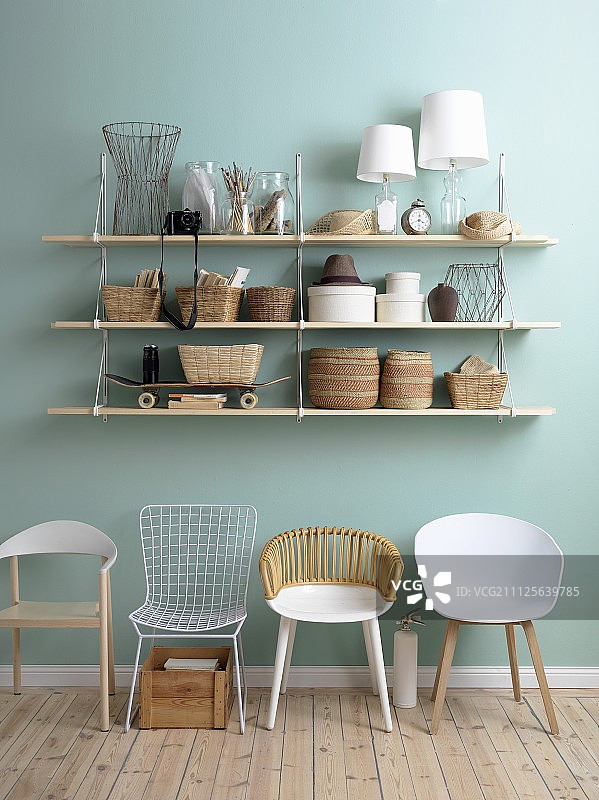 蓝色墙壁上的书架图片素材