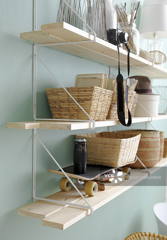 细绳架子上的篮子、滑板和相机图片素材