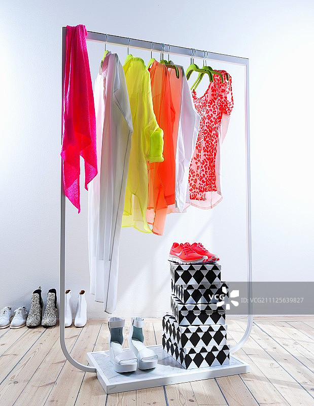 衣架上的霓虹衣服图片素材