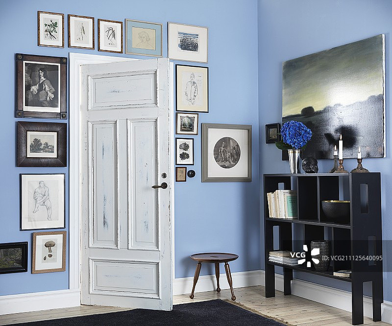 围绕复古室内门的古董画廊图片素材