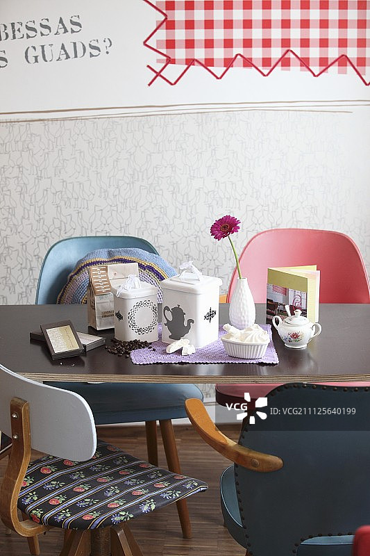 雏菊、蛋白酥和糖罐旁桌上的咖啡或饼干的再生金属罐图片素材