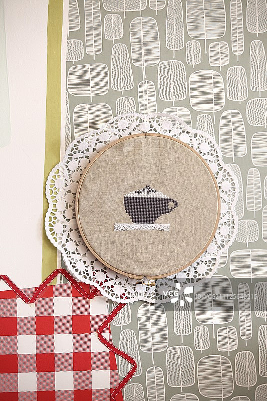 手工墙面装饰：咖啡杯刺绣蕾丝纸垫图片素材