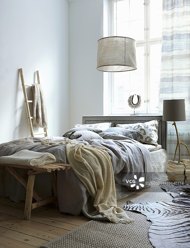 卧室里沙色的纺织品和浮木饰品图片素材