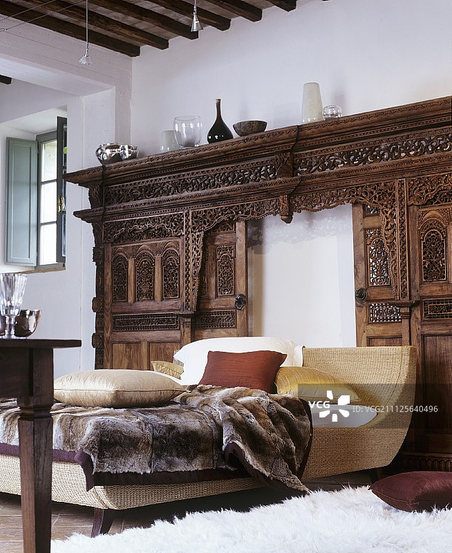 雕刻古董木质推拉门前的现代藤条沙发图片素材