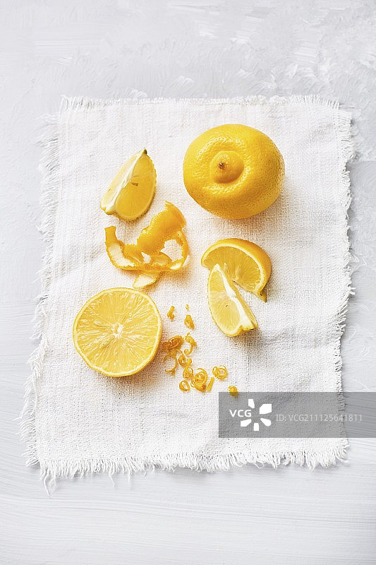 新鲜香柠檬：整个、切片、果皮和果皮屑图片素材