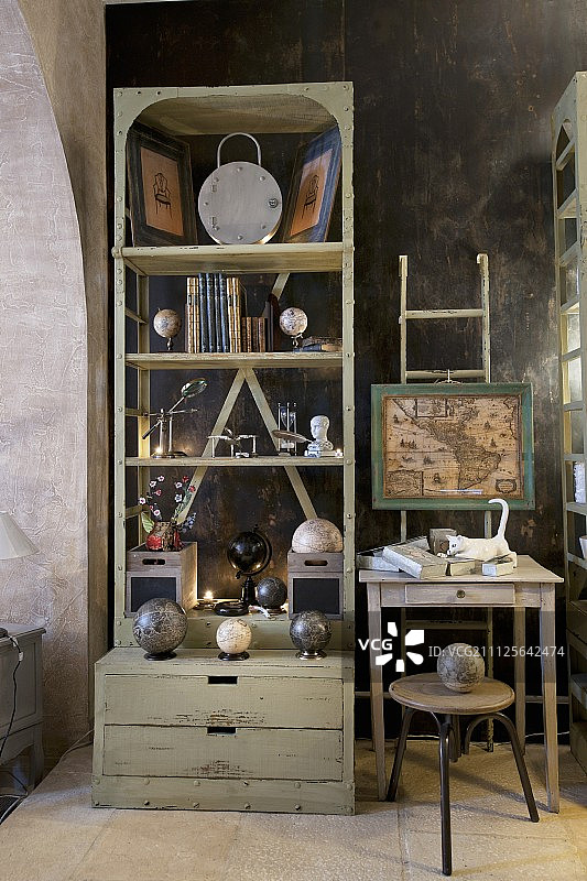 复古架子上的各种古董饰品图片素材
