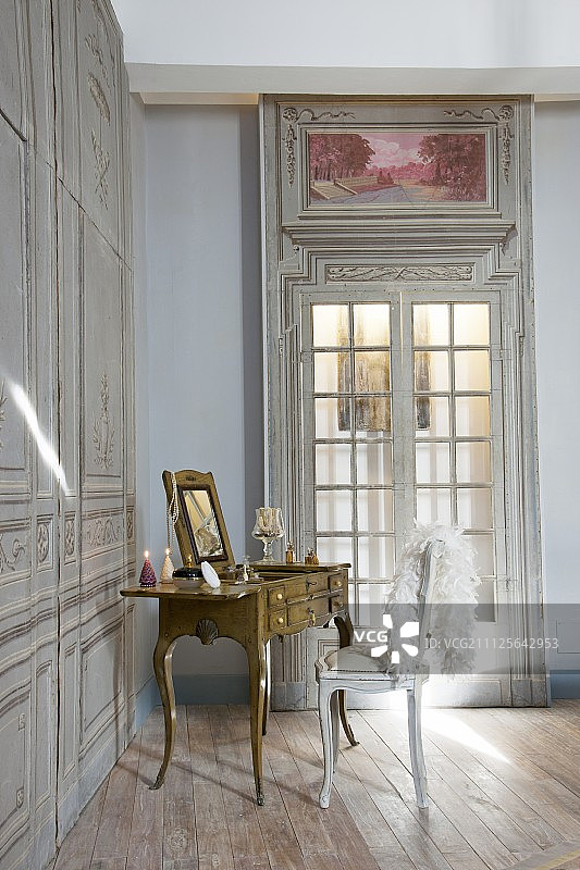 椅子靠背上的羽毛围巾和古董梳妆台图片素材