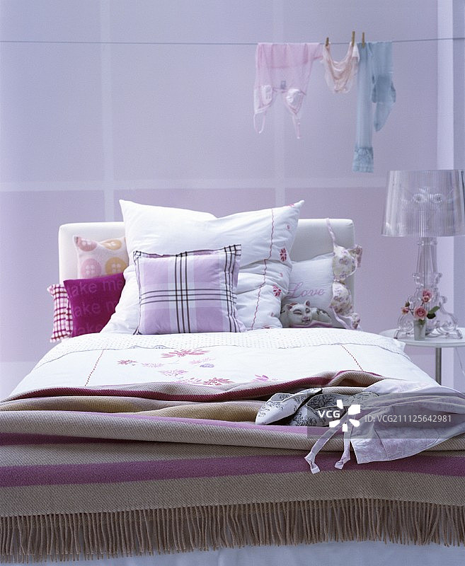 浪漫卧室中各种粉红色调的图案图片素材