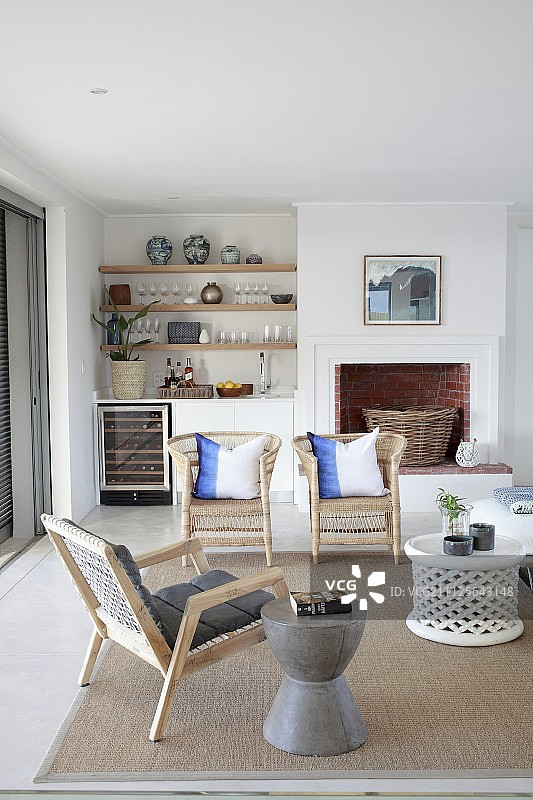 度假屋开放式起居区的壁炉和厨房台面图片素材