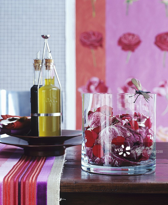 玻璃碗中的菊苣、玫瑰花瓣和橄榄油（木桌上）图片素材