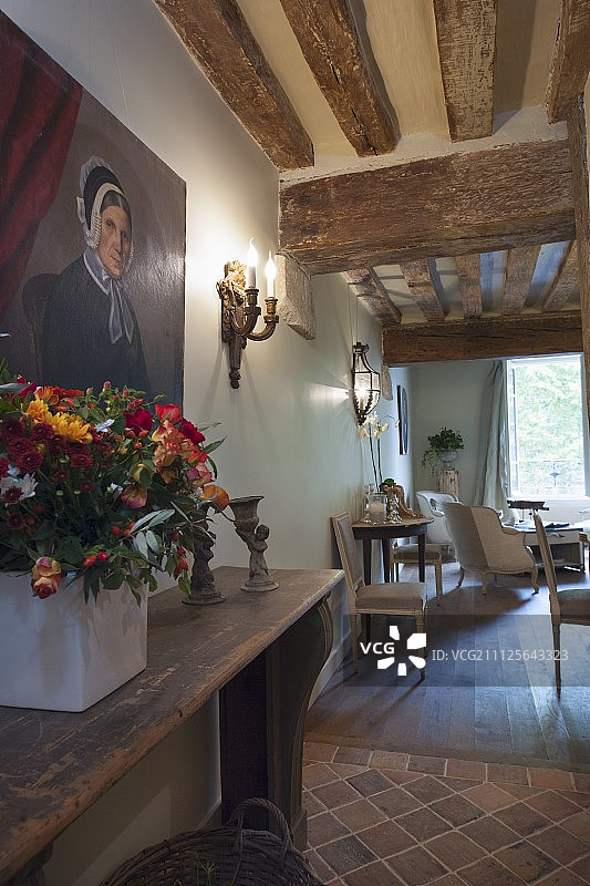 具有历史氛围的乡村木梁天花板起居区图片素材