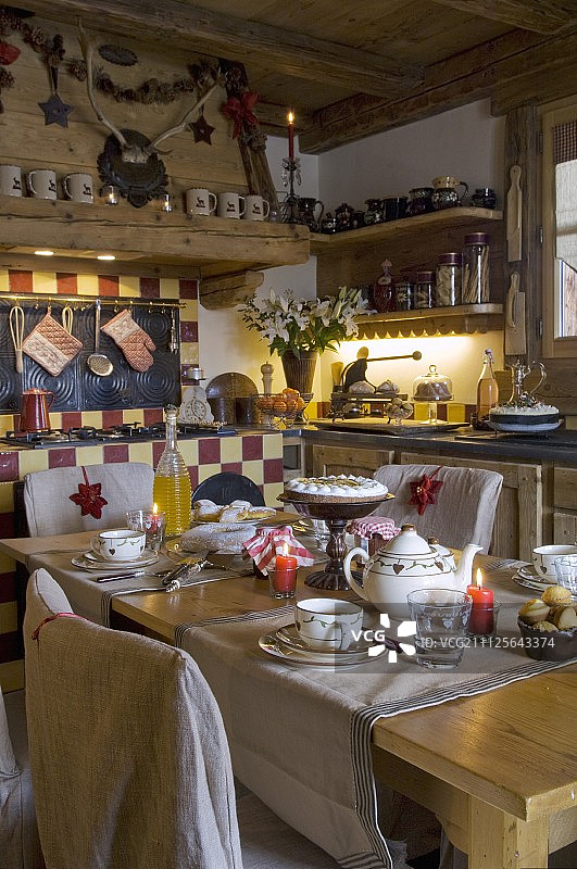 在节日乡村别墅厨房里摆放着糕点和茶的餐桌图片素材