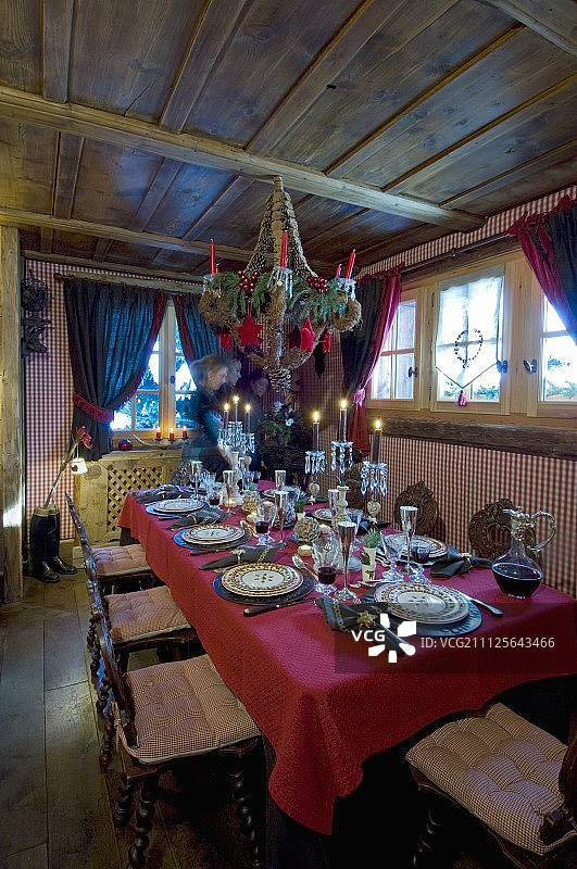 优雅的阿尔卑斯风格圣诞节餐桌图片素材