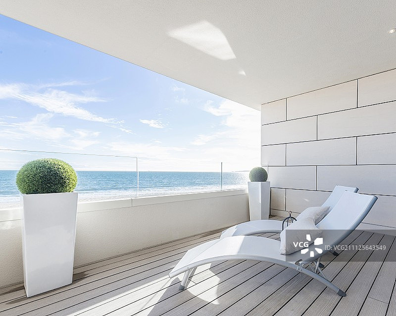 阳台上的两个躺椅，可欣赏全景海景图片素材