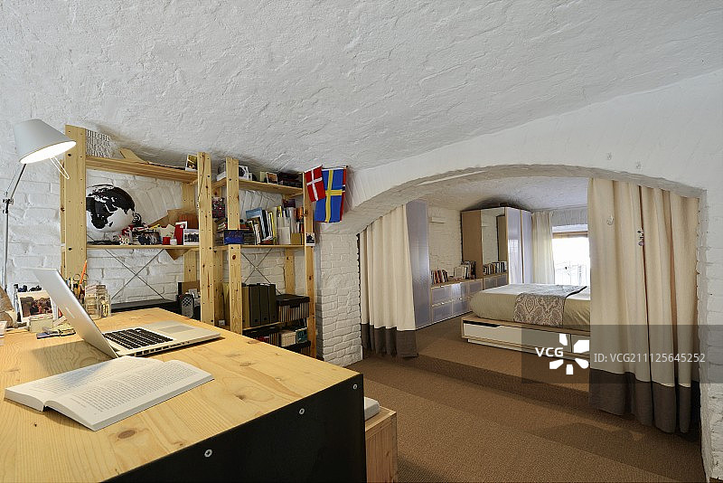 窗帘隔开的书房和卧室图片素材