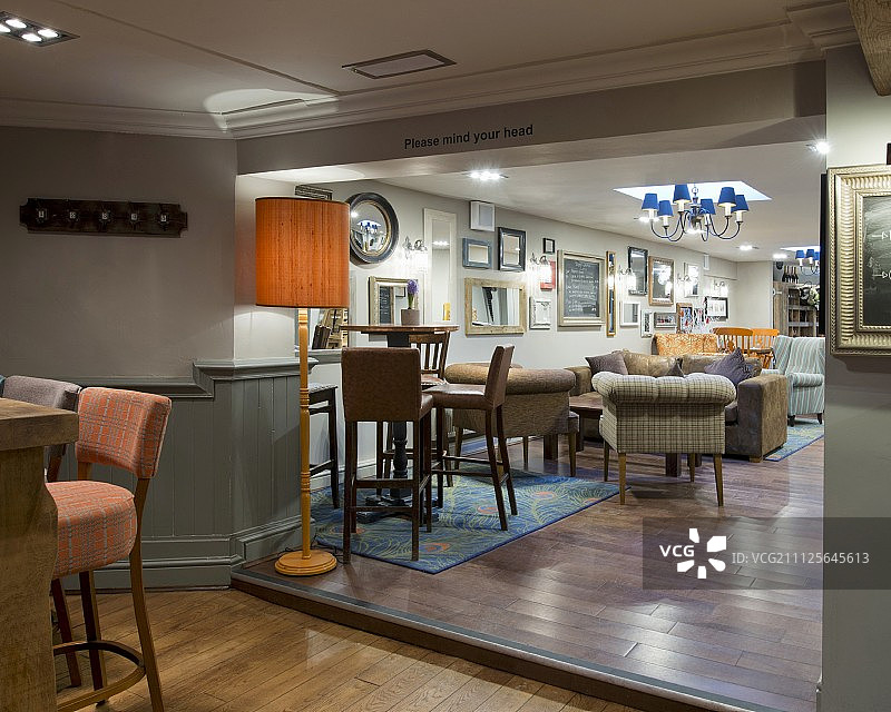 休息室复古软垫座椅图片素材