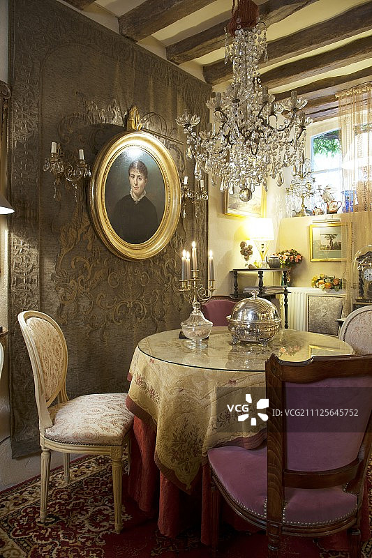 桌子和古董椅子上方的吊灯图片素材