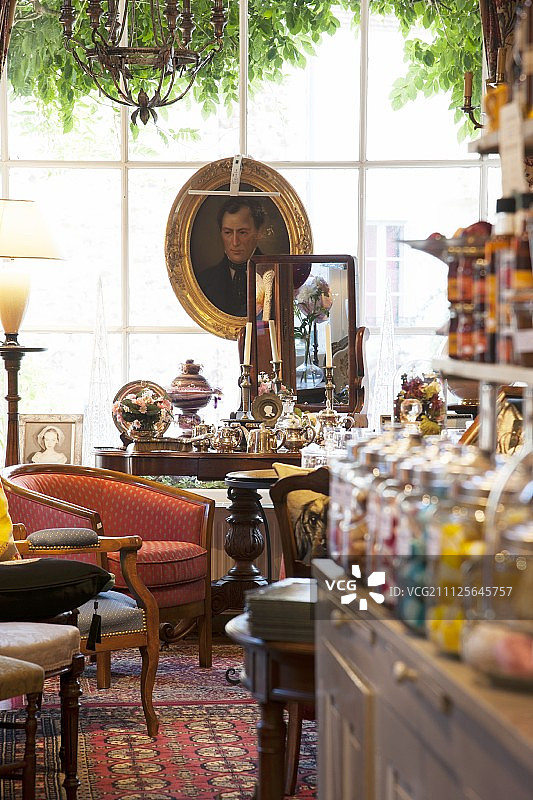 用古董家具、绘画和跳蚤市场物品装饰的咖啡馆图片素材