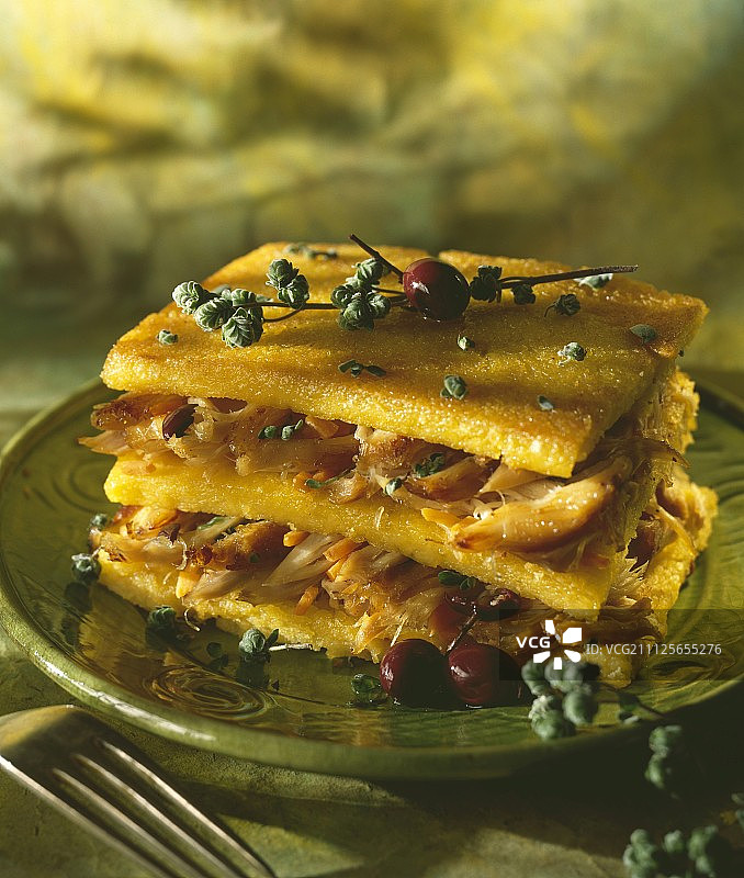 玉米粥炸丸子和油封兔肉千层酥图片素材