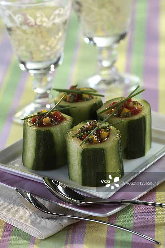 西班牙凉菜汤配黄瓜角图片素材