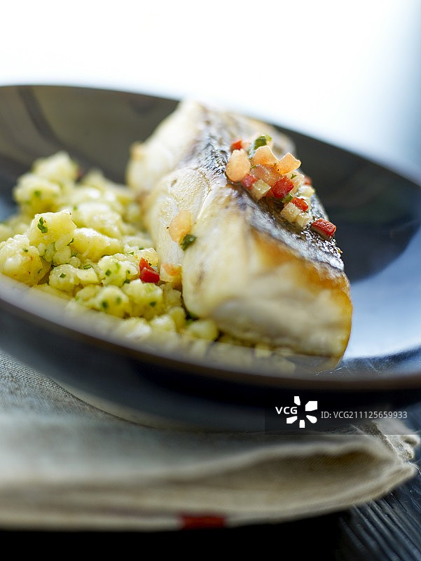 番茄花椰菜厚鲈鱼块图片素材