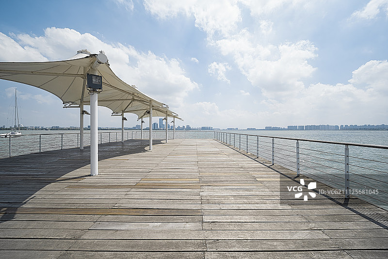 现代城市滨水景观的汽车广告背景图图片素材