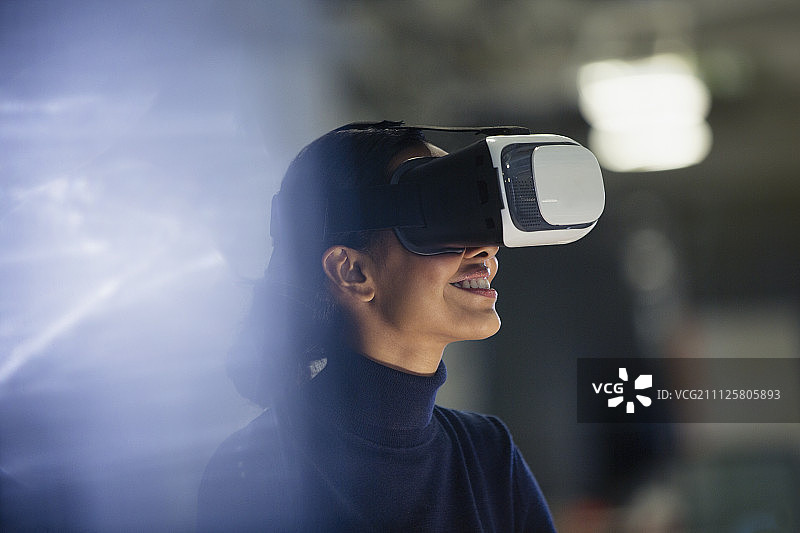 使用VR模拟器的商务女性图片素材