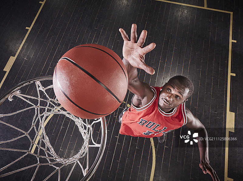 年轻男子篮球运动员跳起争抢篮板球的鸟瞰图图片素材