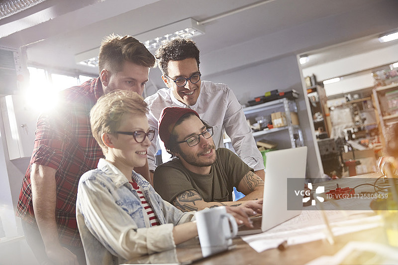 设计师在工作室使用笔记本电脑工作图片素材