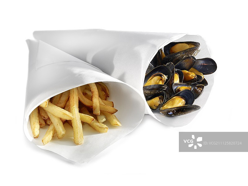装满贻贝和炸薯条的纸锥图片素材