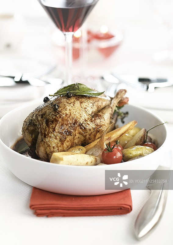 烤鹧鸪配蔬菜图片素材