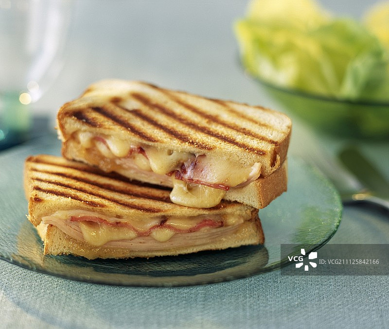 切达奶酪火腿培根榅桲酱烤三明治图片素材