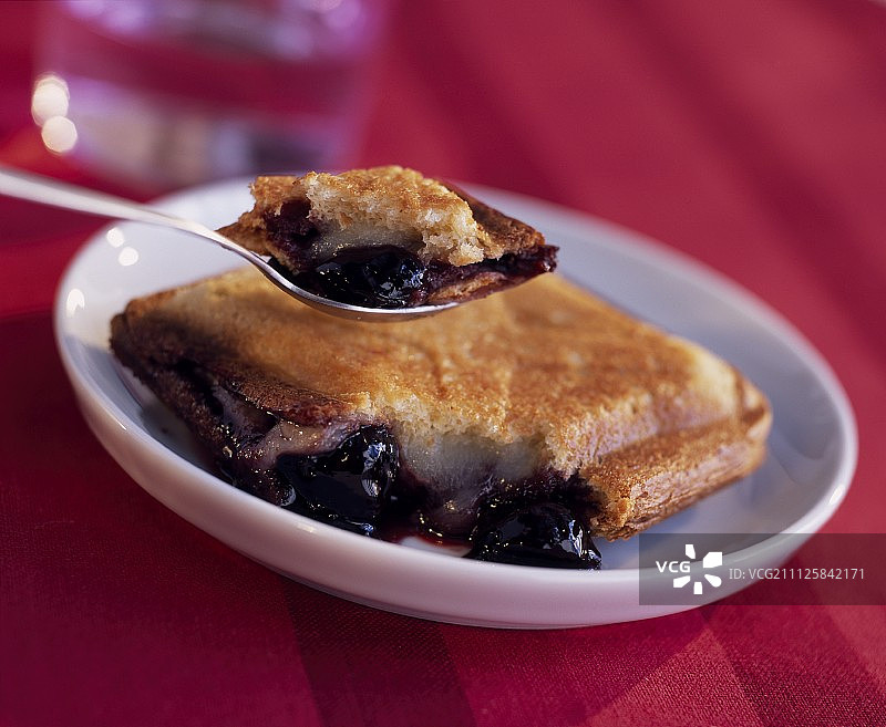 巴斯克羊奶酪和黑樱桃烤三明治图片素材