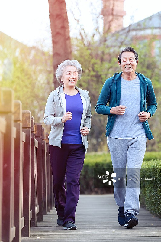 老年夫妇在户外慢跑图片素材