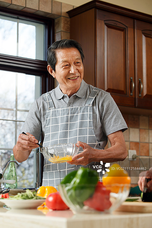 老年男人在厨房图片素材