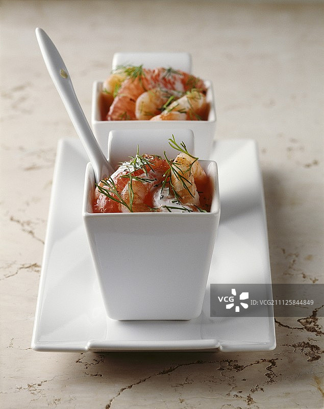 虾、葡萄柚和莳萝奶油调味鸡尾酒图片素材