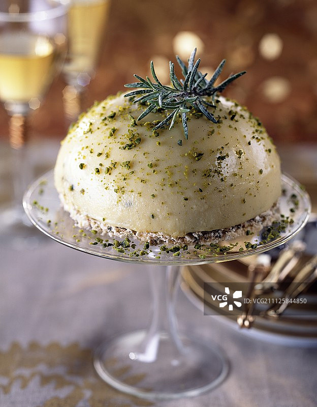 薰衣草开心果巴伐利亚甜点图片素材